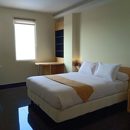 Front One Inn Kediri Kediri  Εξωτερικό φωτογραφία