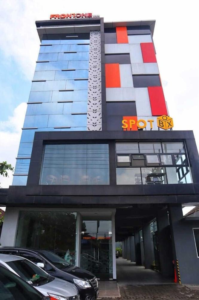 Front One Inn Kediri Kediri  Εξωτερικό φωτογραφία